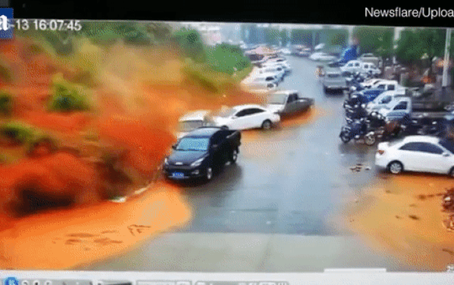 Giây phút lở đất ‘đánh bay’ hàng chục ô tô dạt khỏi đường Ảnh 2