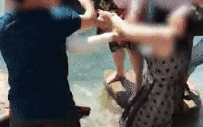 Giành nhau vị trí chụp ảnh ở hồ Vô Cực, 2 người phụ nữ lớn tiếng cãi cọ rồi lao vào xô đẩy nhau xuống hồ nước Ảnh 2