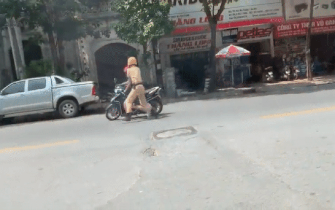 Nam thanh niên vi phạm luật giao thông cố tình bỏ chạy, pha xử lý của chiến sĩ CSGT mới là điều được quan tâm Ảnh 2