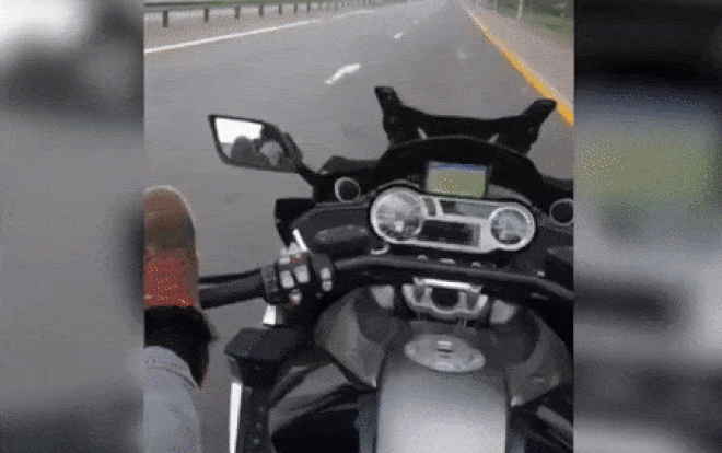 Vừa lái xe bằng chân vừa nhắn tin, người đàn ông nhận cái kết đắng Ảnh 2