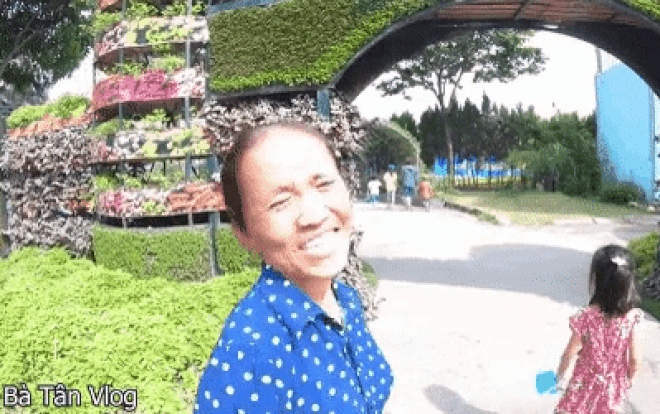 Hôm nay bà Tân Vlog không nấu ăn nữa, mà lại cùng con trai đi chơi công viên 'siêu to khổng lồ' Ảnh 2