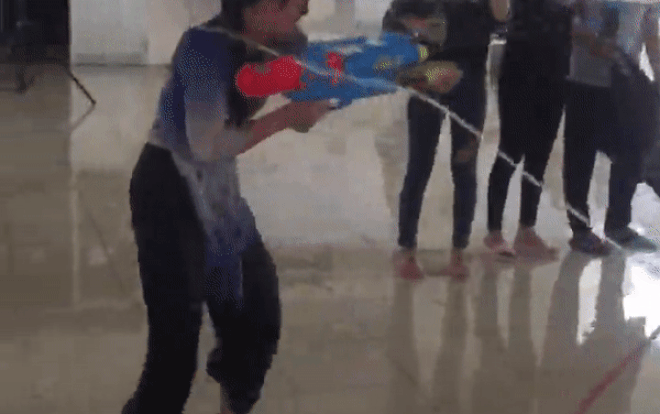 Cô hiệu phó 'trường người ta', 'xõa hết mình' với trò chơi súng nước cùng học sinh trong buổi lễ tri ân Ảnh 2