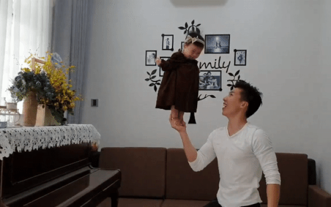 Quốc Nghiệp đăng clip nhấc bổng con gái 6 tháng tuổi lên không trung bằng 1 tay nhân Ngày của Cha Ảnh 2