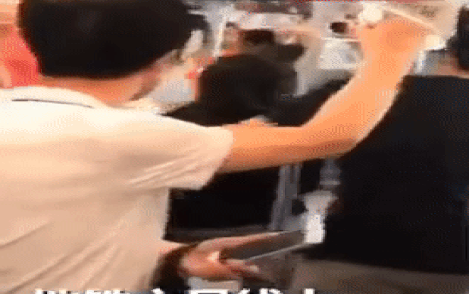 3 người phụ nữ đánh nhau, xé quần xé áo trên tàu điện ngầm chỉ vì lý do đáng xấu hổ này Ảnh 2