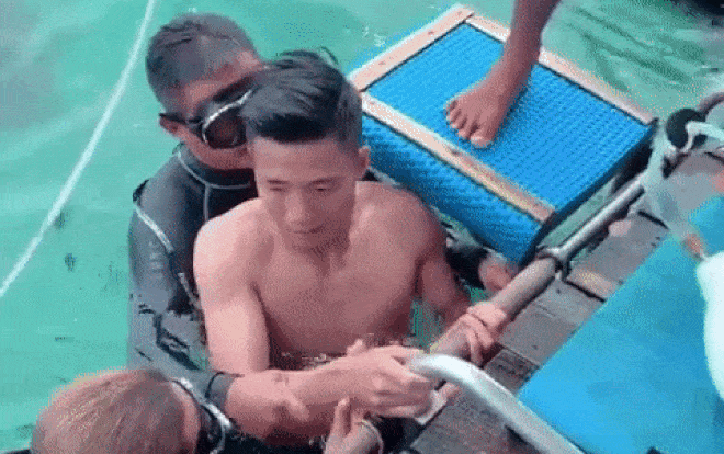 Mạnh mẽ trên sân cỏ nhưng không ngờ Bùi Tiến Dũng lại có biểu cảm vừa thương vừa buồn cười khi trổ tài lặn biển trước bạn gái Ảnh 2