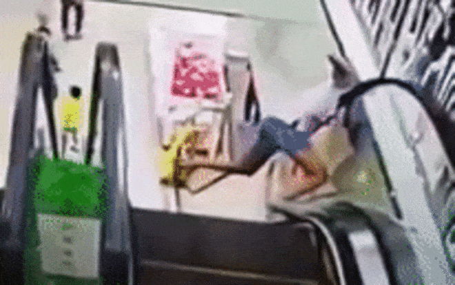 Nghiêng người qua thang cuốn, cô gái suýt gãy cổ Ảnh 2