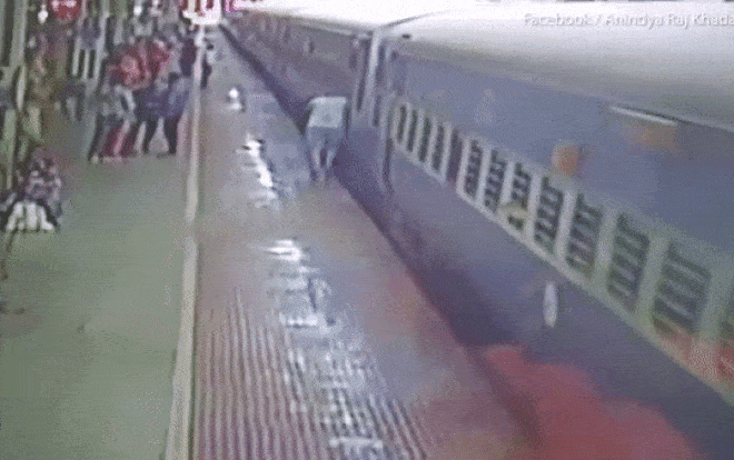 Kinh hoàng khoảnh khắc người đàn ông ngã xuống đường ray khi tàu đang chạy Ảnh 2