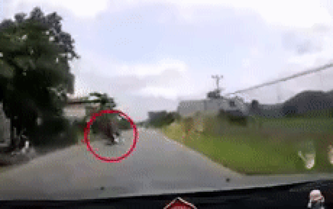 Không quan sát khi lao từ đường nhánh ra đường chính, 2 nam thanh niên chạy xe máy bị ô tô tông văng lên nắp capo Ảnh 2