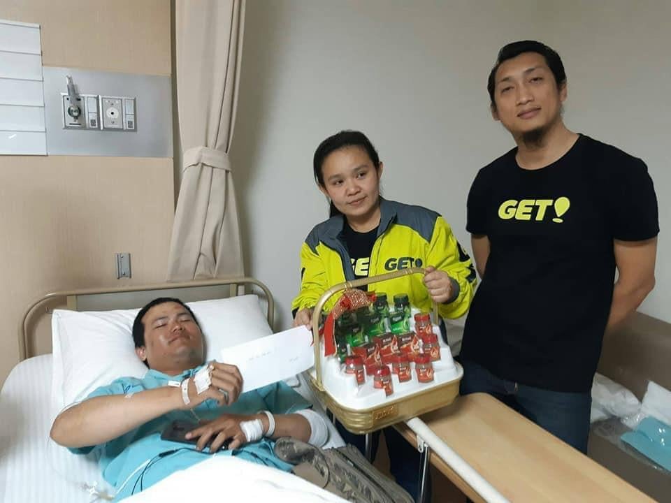 Tài xế xe ôm công nghệ được các nhân viên của công ty cùng đồng nghiệp đến thăm sau khi bị tấn công nhập viện bởi một nhóm tài xế xe ôm truyền thống ở khu Sukhumvit 33. Ảnh: Grab Thailand.