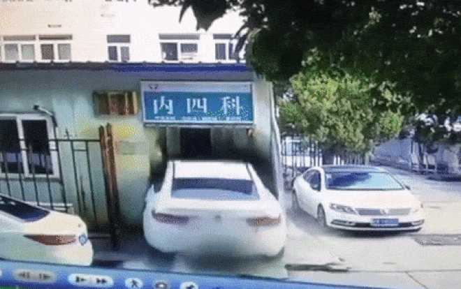 Kinh hoàng cảnh ô tô đâm xuyên phòng khám, chèn 2 bệnh nhân Ảnh 2