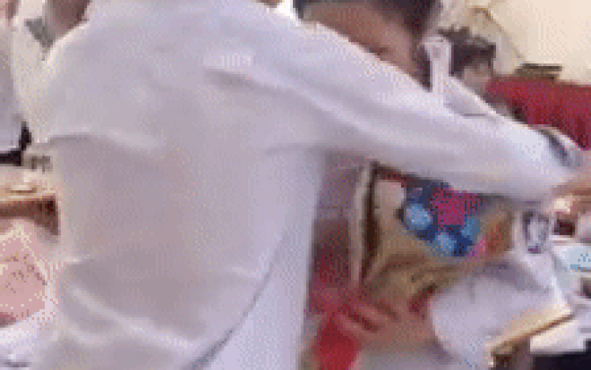 Ngày cuối cùng của năm học, nam sinh chuẩn bị bó hoa xinh xắn mạnh dạn tỏ tình với crush và cái kết như mơ Ảnh 2