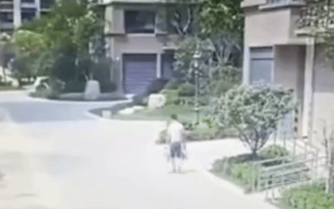 Đang đi trên vỉa hè, người đàn ông ngã lăn ra đất vì bị cửa sổ tầng 19 rơi trúng đầu Ảnh 2