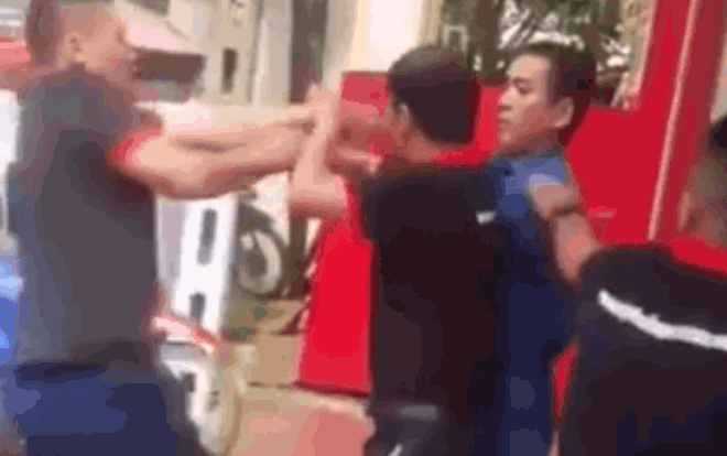 Vào cửa hàng quát tháo đòi 'đập nát cái cửa hàng này luôn’, khách nam bị 2 nhân viên FPT đánh túi bụi Ảnh 2