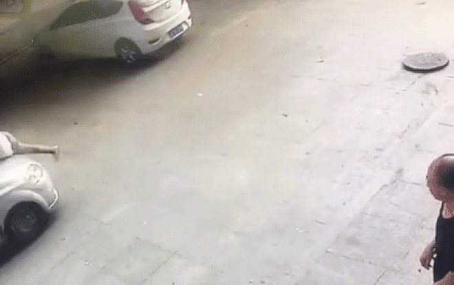 Nhìn thấy vợ trong xe cùng người đàn ông lạ, ông chồng nhảy lên nắp ca-pô đập phá Ảnh 2