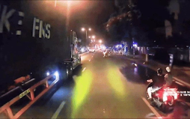 Clip: Mải mê buôn chuyện khi chạy xe máy, 2 người phụ nữ suýt gặp tai nạn nghiêm trọng Ảnh 2