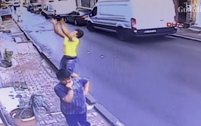 Thiếu niên anh hùng tay không đỡ em bé 2 tuổi rơi từ cửa sổ tầng hai Ảnh 2