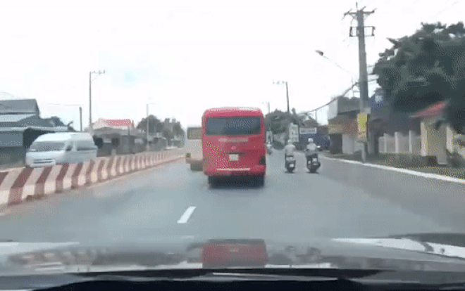Kinh hãi 2 xe rượt đuổi, tạt đầu nhau như phim hành động trên quốc lộ vì tranh giành khách Ảnh 2