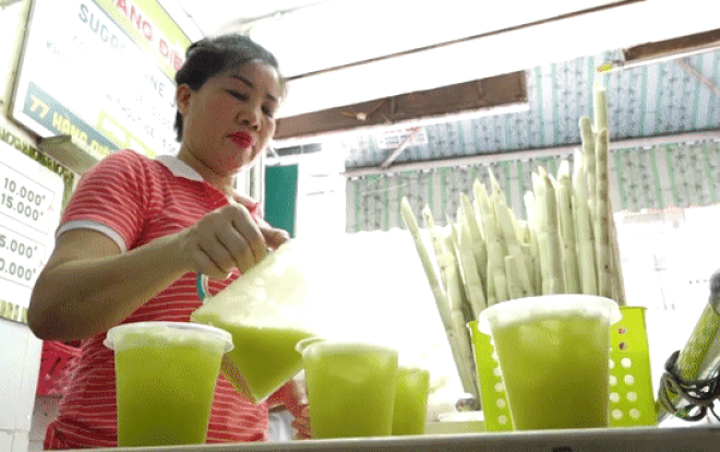 Quán nước mía thu gần 7 triệu đồng mỗi ngày trong đợt nắng nóng Ảnh 2
