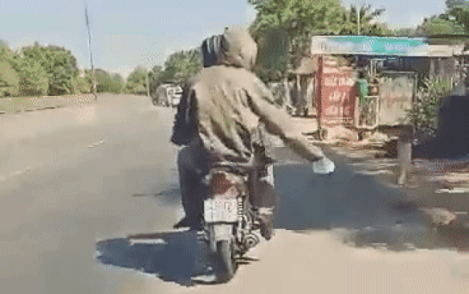 Rải tờ rơi cho vay tiền trên đường, 3 đối tượng bị phạt hơn 15 triệu đồng Ảnh 2