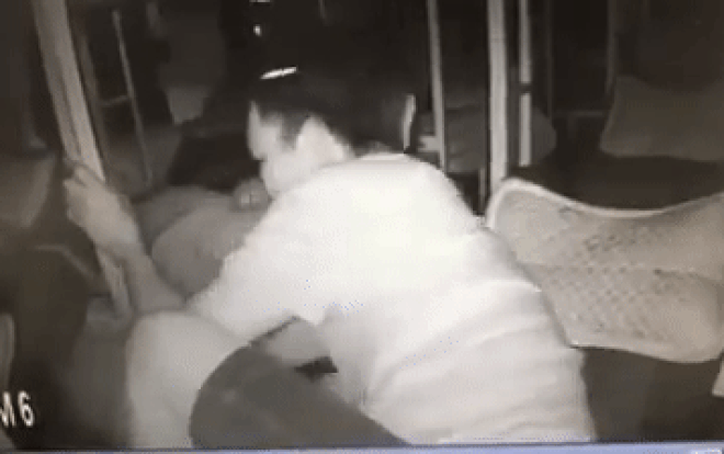 Clip: Phát hiện nữ hành khách say ngủ trên xe giường nằm, người đàn ông tiến lại gần rồi giở trò móc trộm tài sản Ảnh 2