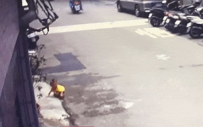 Bé trai bò ra đường giữa trưa nóng nhưng thái độ của người mẹ mới thực sự gây sốc Ảnh 2