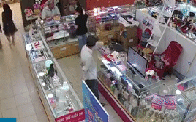 Người đàn ông trung niên vờ xem mỹ phẩm rồi nhanh tay 'cuỗm' điện thoại lúc nữ nhân viên không để ý Ảnh 2