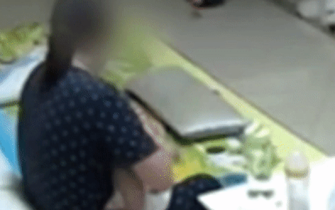 Phẫn nộ bảo mẫu tát, ôm siết chặt bé gái 7 tháng tuổi và lời xin lỗi muộn màng Ảnh 2