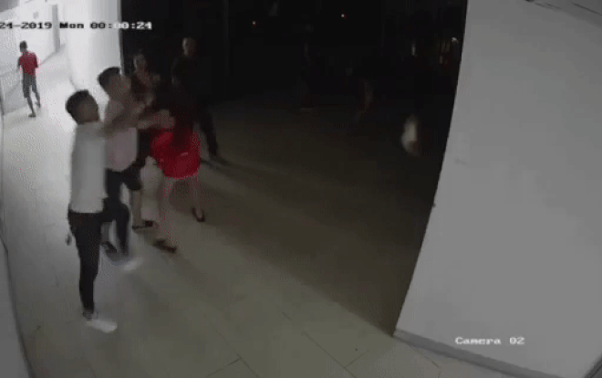Phẫn nộ clip 9 thanh niên tìm đến chung cư hành hung cô gái dã man, hàng xóm can ngăn cũng bị đánh ở Hà Nội Ảnh 2