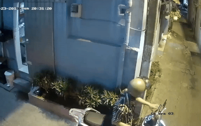 Thanh niên đi SH ăn mặc bảnh bao nghi sàm sỡ bé gái trong hẻm nhỏ Ảnh 2