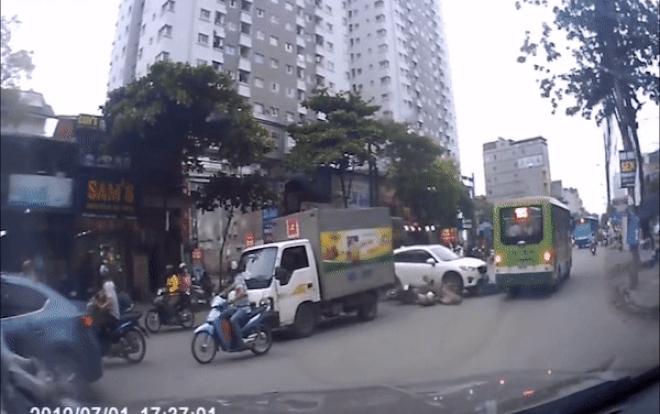 Clip: Khoảnh khắc ô tô Mazda tông hàng loạt xe trên đường khiến 1 người phụ nữ bị thương nặng Ảnh 2