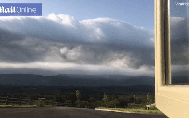 Video ngoạn mục: Mây cuộn như tấm chăn lớn trên bầu trời Ảnh 2