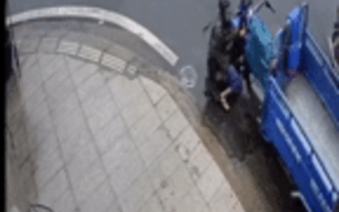 Tên trộm trùm kín áo mưa, nhanh tay bẻ khóa rồi trộm chiếc xe ba gác trong tích tắc Ảnh 2