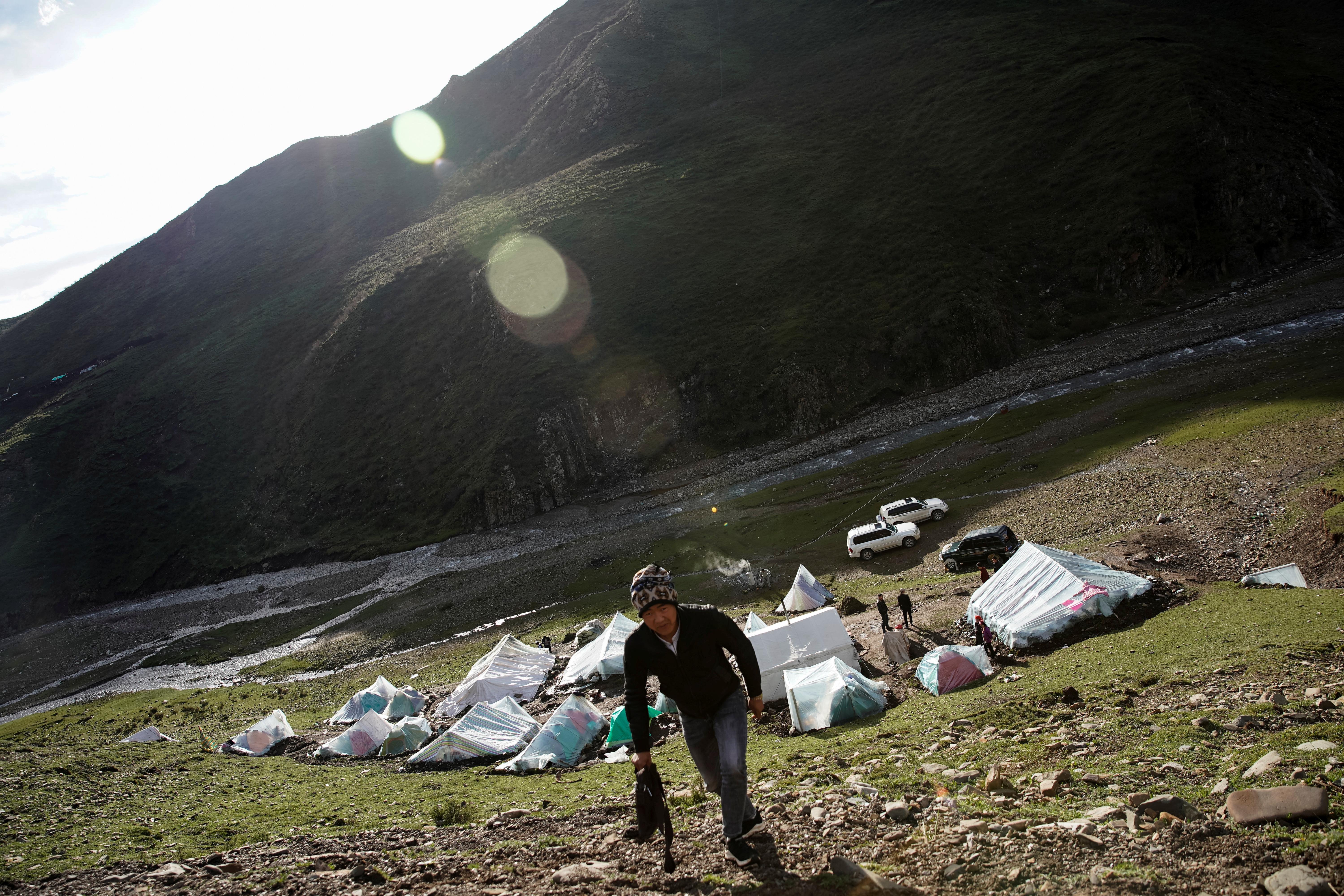 Những lán trại được dựng bên cạnh khu khai thác nấm và cạnh một con sông băng lớn ở ngọn núi cao thuộc tỉnh Thanh Hải, Trung Quốc.