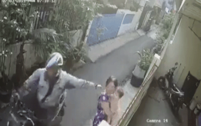 Phẫn nộ tên cướp ngang nhiên giật dây chuyền khiến người phụ nữ đang bế cháu bị ngã ngửa đập đầu xuống đường Ảnh 2