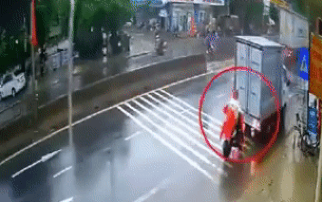 Bị xe tải lùi trúng, thiếu nữ vẫn 'cố thủ' trên xe đạp điện, có người đến lôi mới chịu ra khiến dân tình ngỡ ngàng Ảnh 2