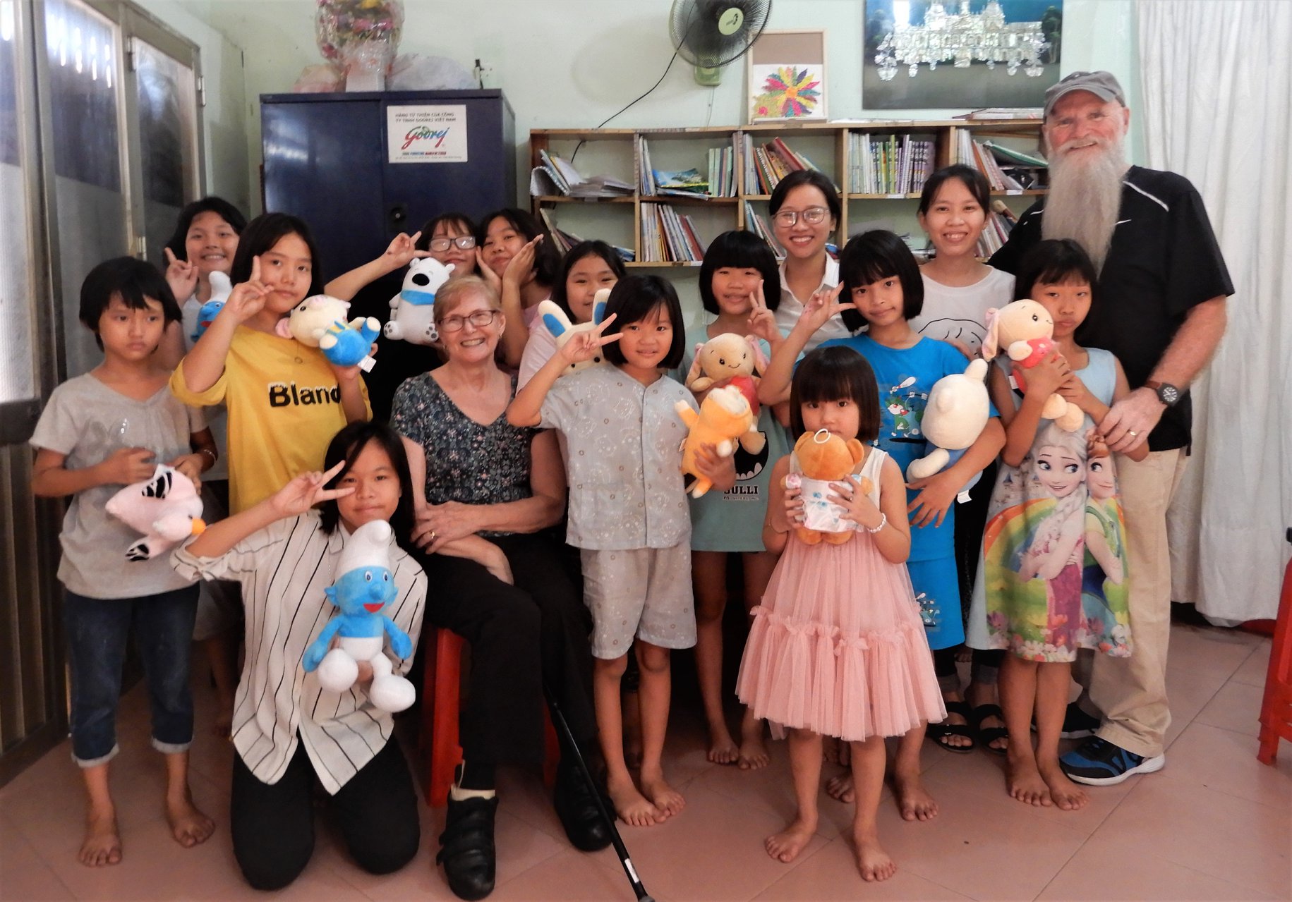 Ông Paul cùng vợ mình là bà Pat và các cô bé tại mái ấm tình thương.