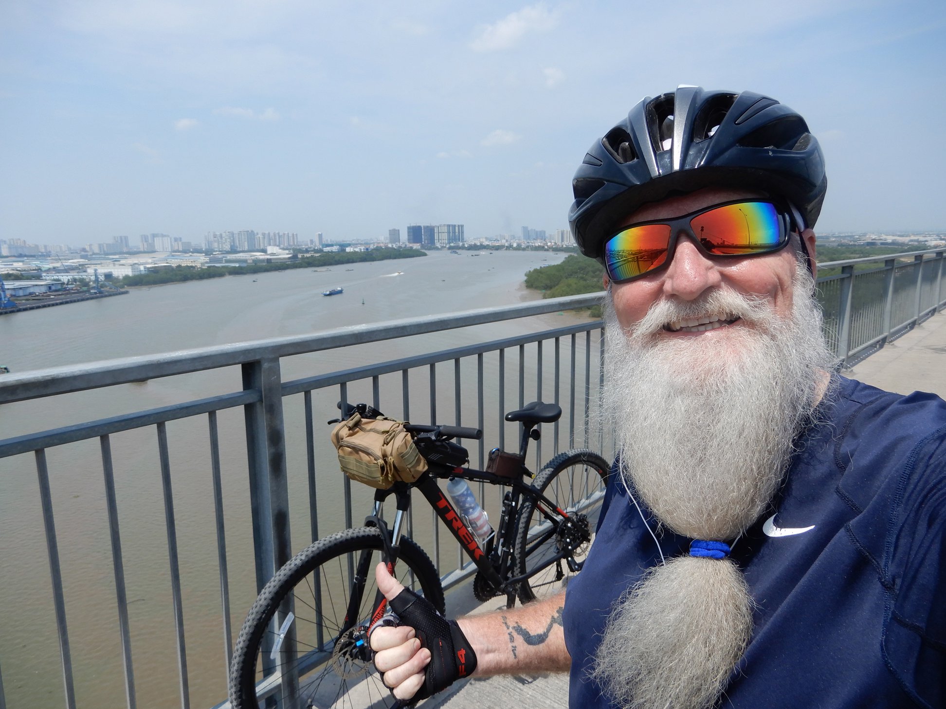 Ông Paul cùng chiếc xe đạp của mình rong ruổi khắp Sài Gòn để tìm đến những thứ ông muốn đến. Ảnh: NVCC.