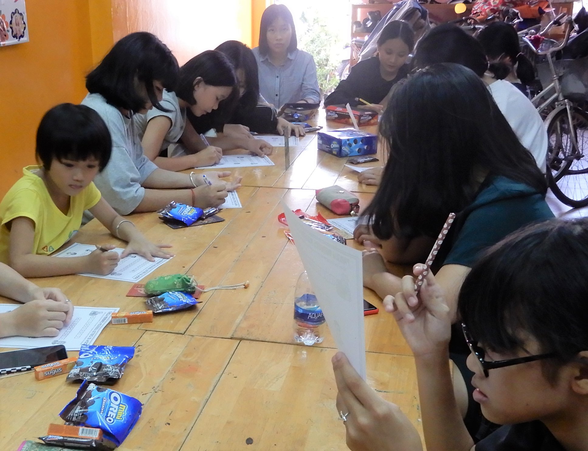 Lớp học đặc biệt không mất phí, mà còn lại được nhận quà bánh.