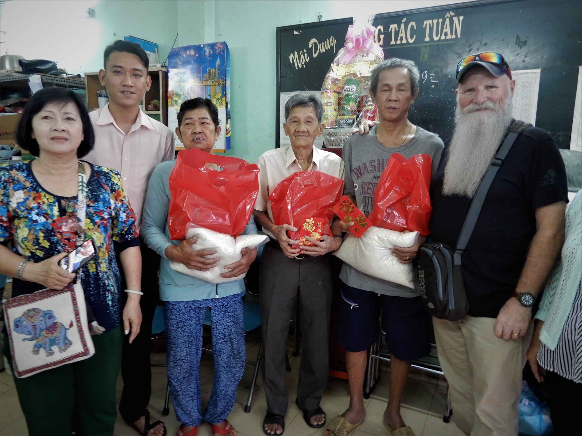 Bác Paul cùng chính quyền phường, xã tặng quà cho người tàn tật, người cao tuổi và người có hoàn cảnh khó khăn trong địa phương.