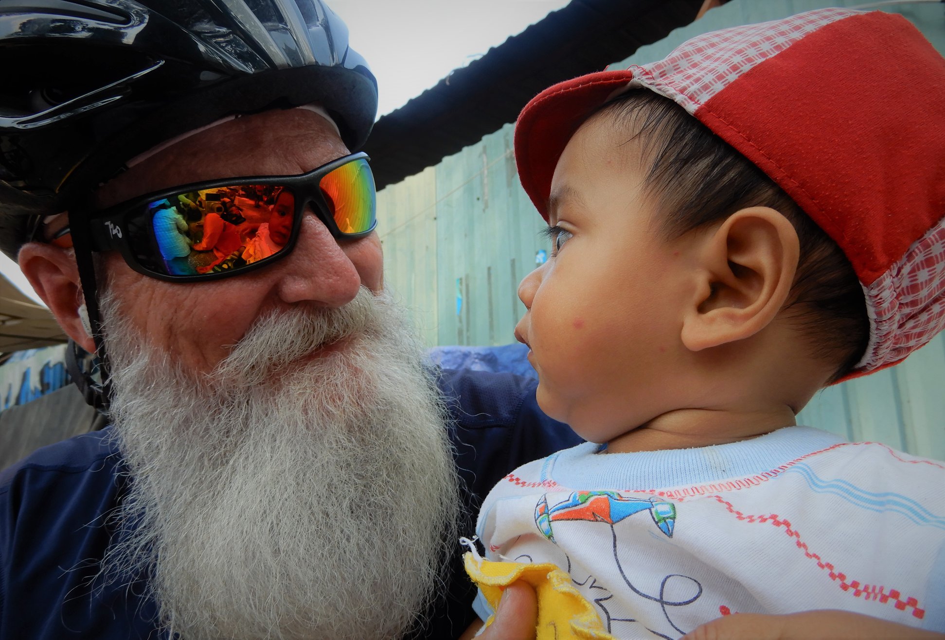 Ông Paul rất thích chơi đùa với trẻ em. Những lúc như vậy, ông như hóa thân của Ông già Noel bước ra từ những câu chuyện cổ tích.