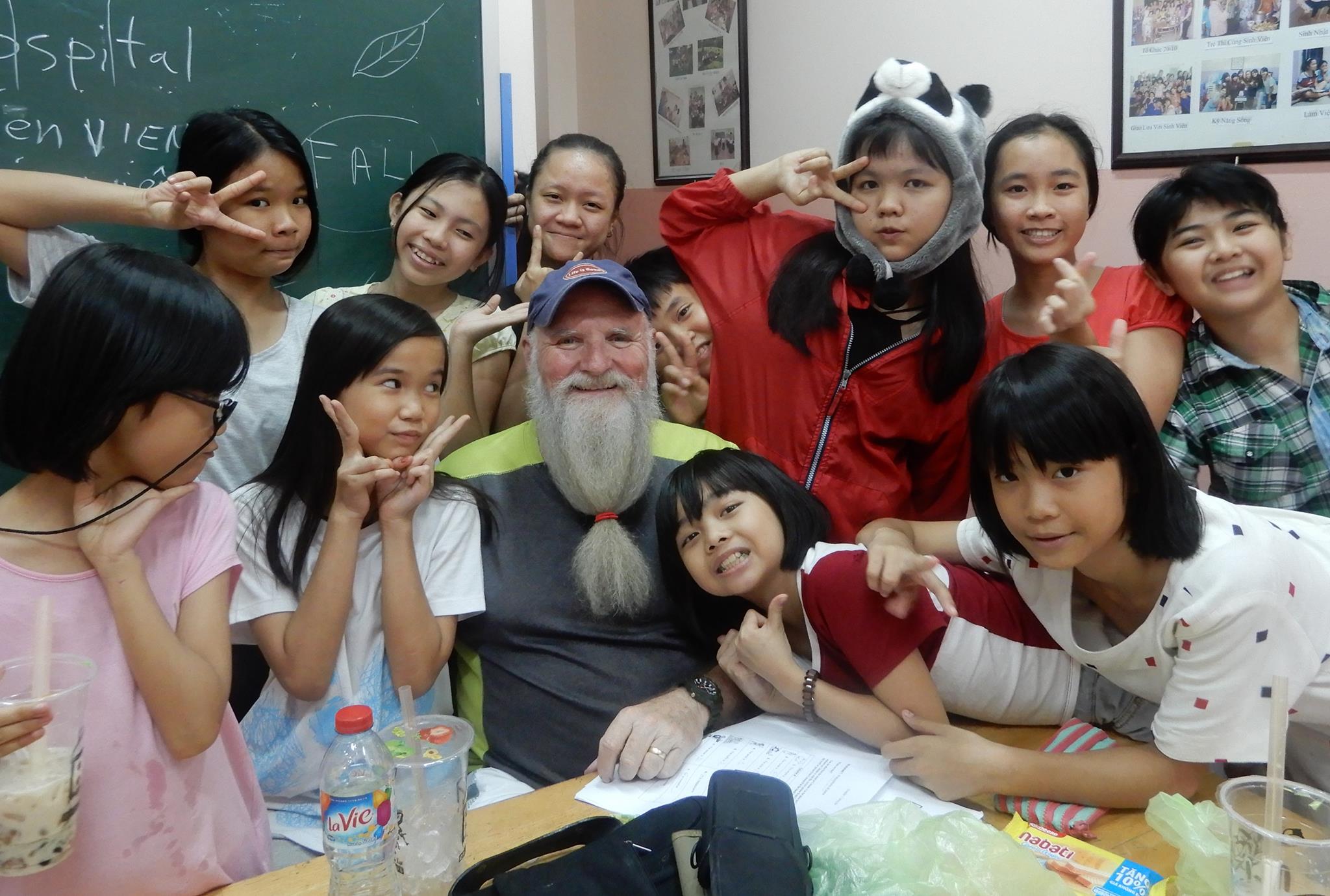 Bác Paul cùng các cô bé tại một mái ấm ở Quận 10 trong giờ học tiếng Anh.