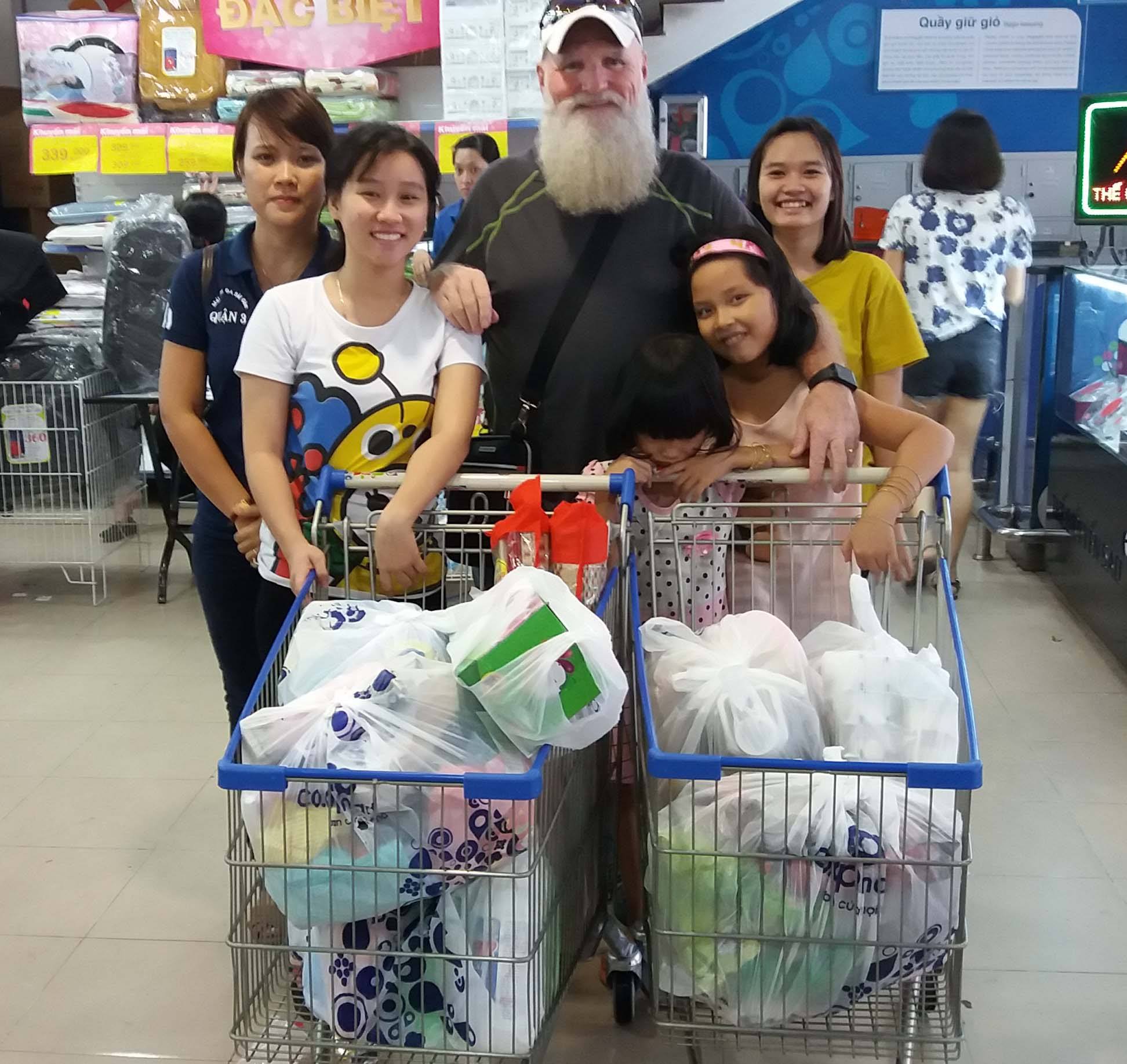 Những túi quà đầy ắp của "ông già Noel" Paul.