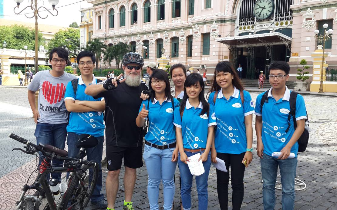 Ông Paul mỗi ngày đạp xe khắp Sài Gòn để gặp gỡ và trò chuyện với người Việt Nam.