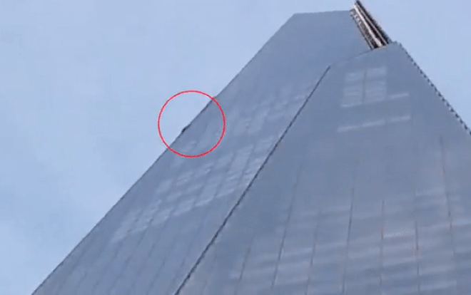 'Hết hồn' người đàn ông tay không leo lên đỉnh tòa tháp chọc trời Ảnh 2