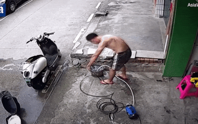 Bị điện giật run bần bật, chàng trai cố gắng tự vật lộn cứu mình Ảnh 2