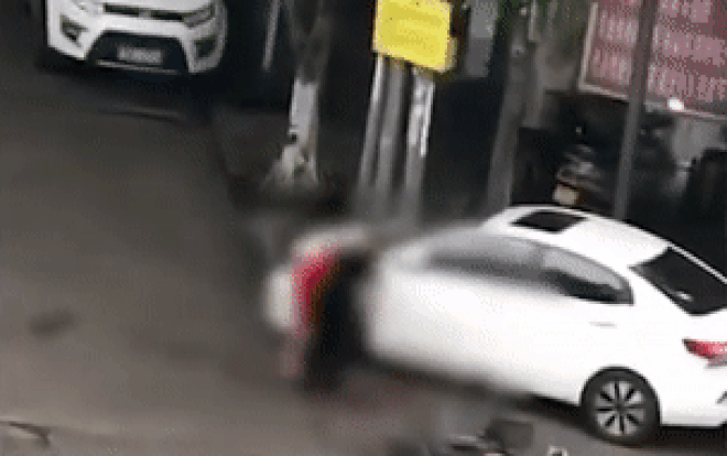 Cãi nhau, người đàn ông liều lĩnh đâm bạn gái ngay giữa đường bất chấp can ngăn Ảnh 2