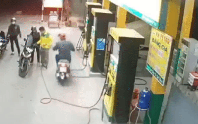 Vờ vào đổ xăng, tên cướp táo tợn giật phăng xấp tiền trên tay nhân viên bán hàng trong nháy mắt Ảnh 2