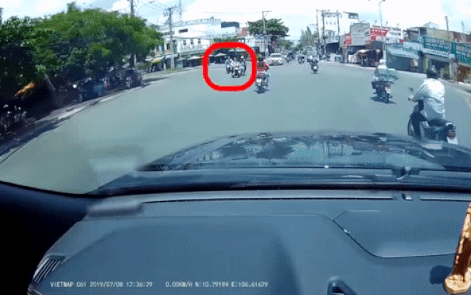 Clip: Nữ 'ninja' vượt đèn đỏ gây tai nạn khiến 2 người ngã ra đường rồi phóng xe bỏ đi Ảnh 2