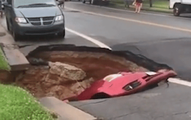 Hố khổng lồ sâu 6 mét bất ngờ nuốt chửng xe minivan Ảnh 2