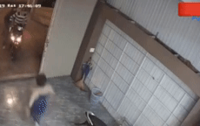 Phát hiện 2 đối tượng trộm xe máy SH, nữ chủ nhà nhanh chóng 'tung cước' đánh đuổi Ảnh 2